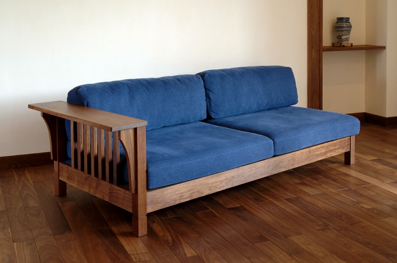 ウォルナットの床と家具