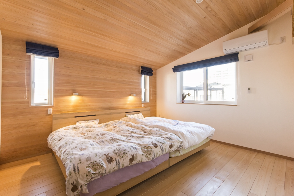 丸窓のある平屋の家