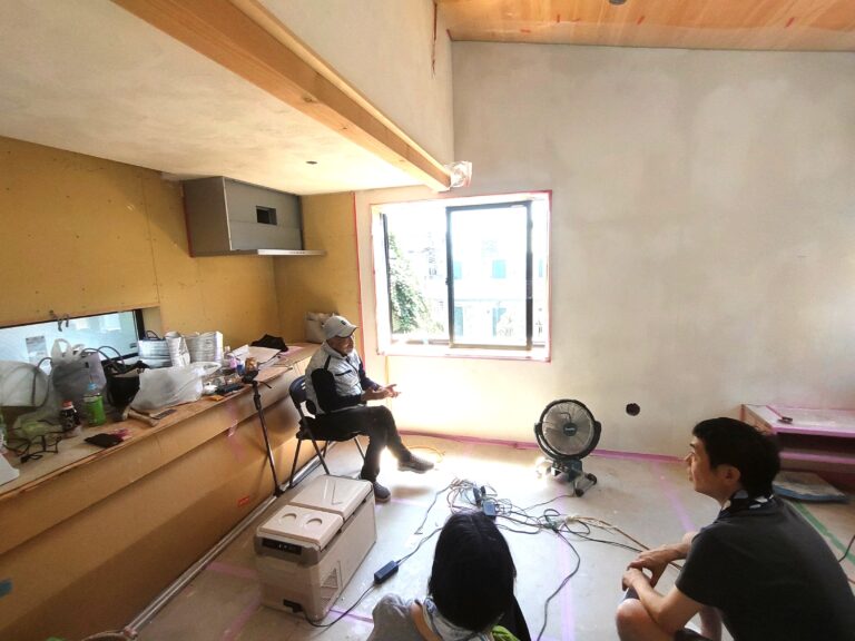 100％自然素材の漆喰塗りを建て主様が体験