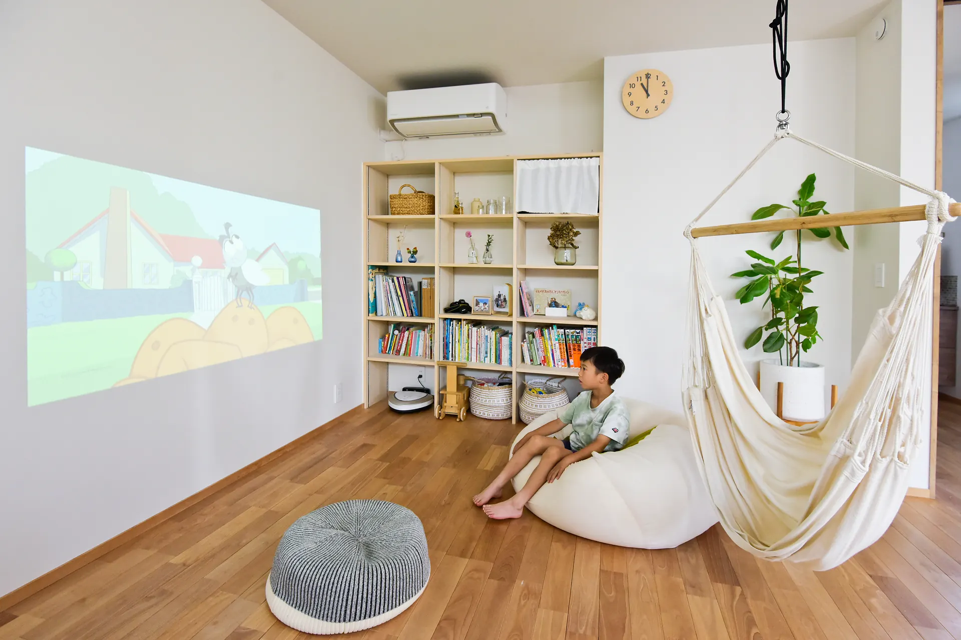 天井プロジェクター壁に映写本棚ハンモックのイメージ
