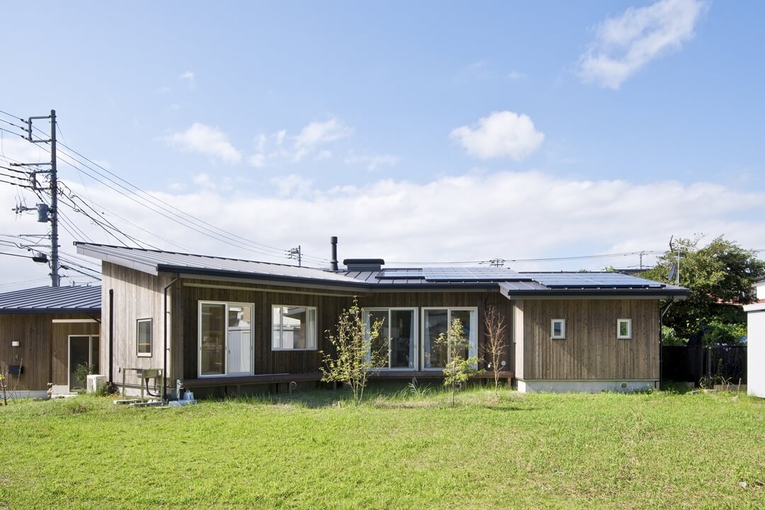 どの部屋からもさまざまな角度で果樹園を眺められるように「への字型の平屋」になりました