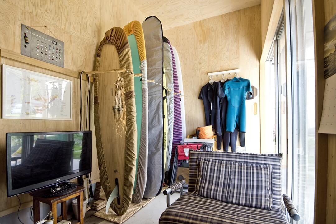 納屋の壁は、後から自由に棚を追加できる構造になっています